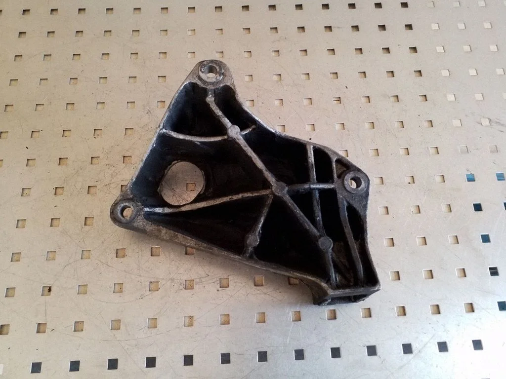 Engine mounting bracket 73681310