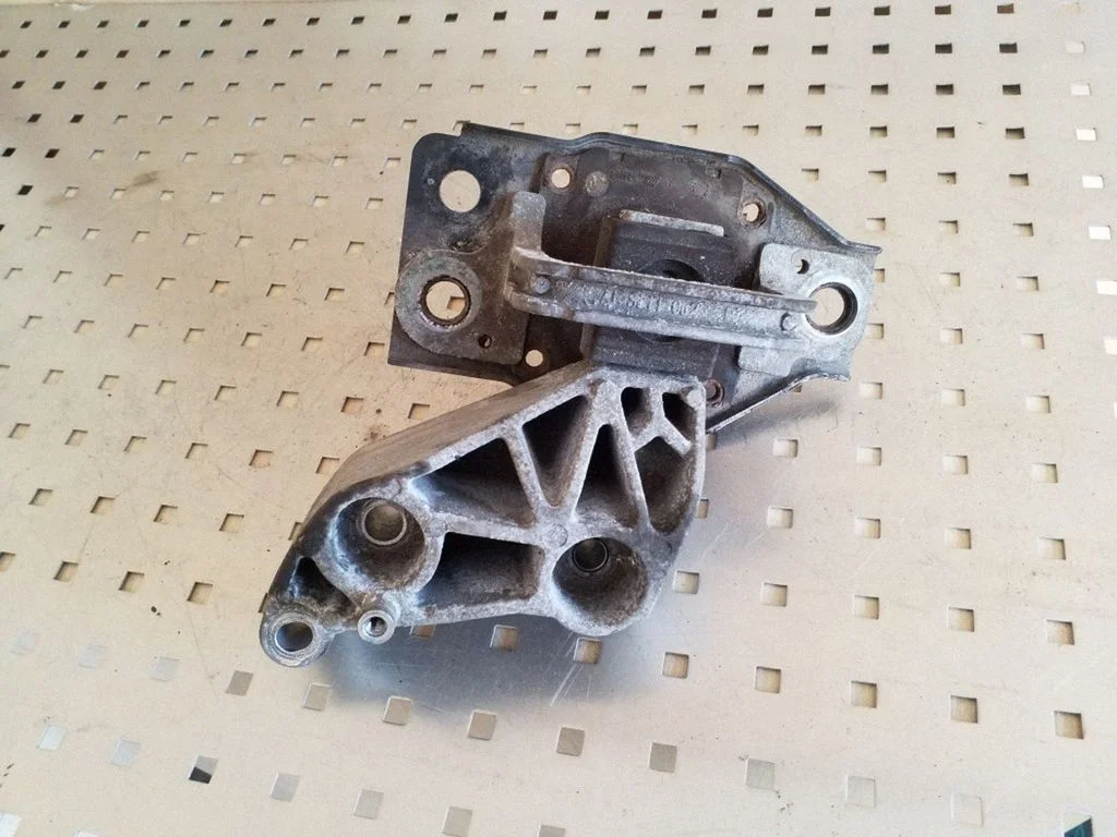 Mootori kinnituskronstein F6036100E