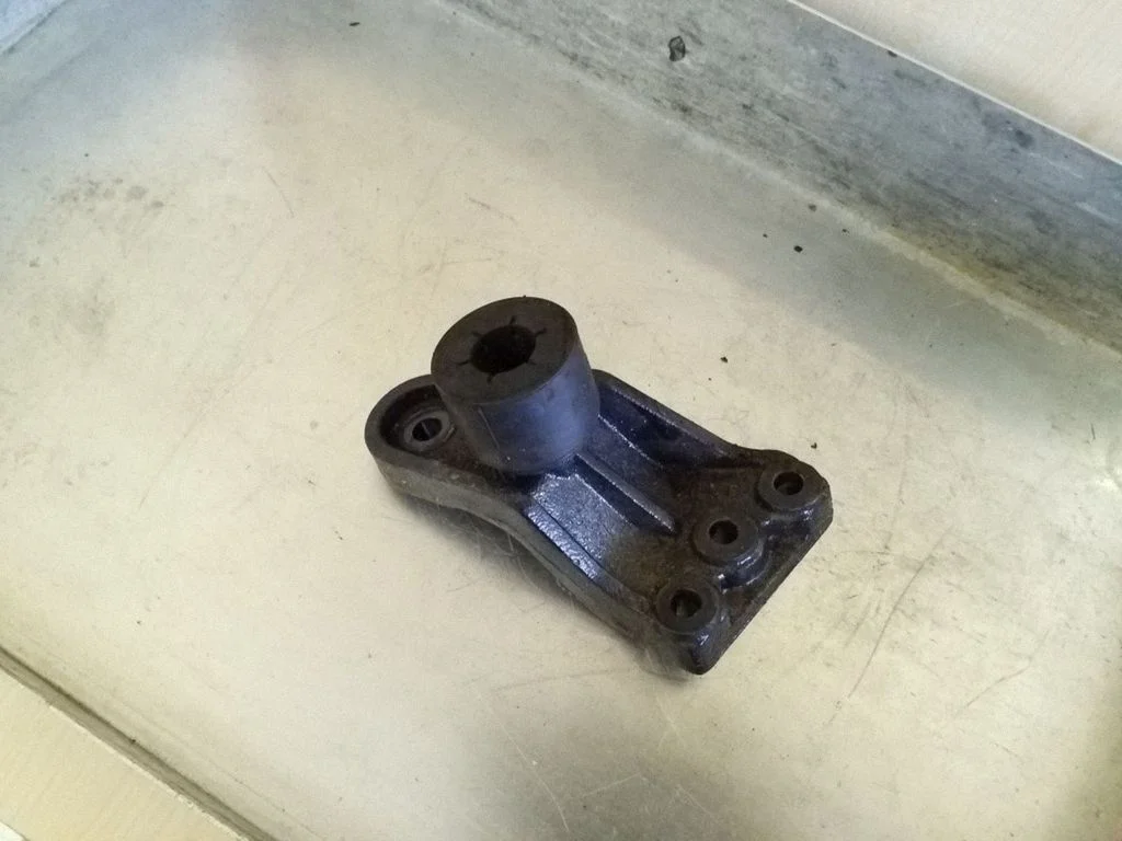 Engine mounting bracket 218252Y600
