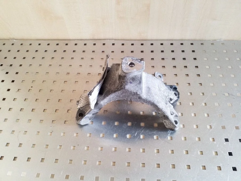 Engine mounting bracket – right