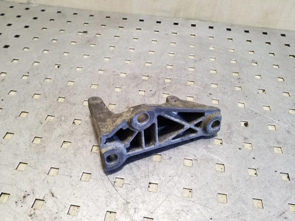 Engine mounting bracket 13517805421