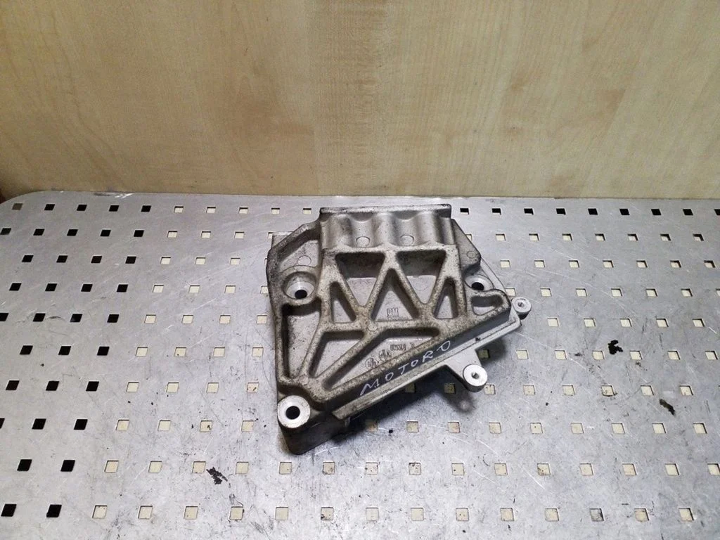 Engine mounting bracket 96440352