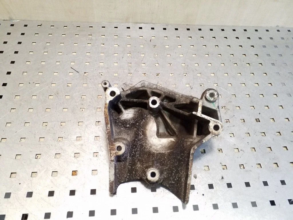 Engine mounting bracket 55566020