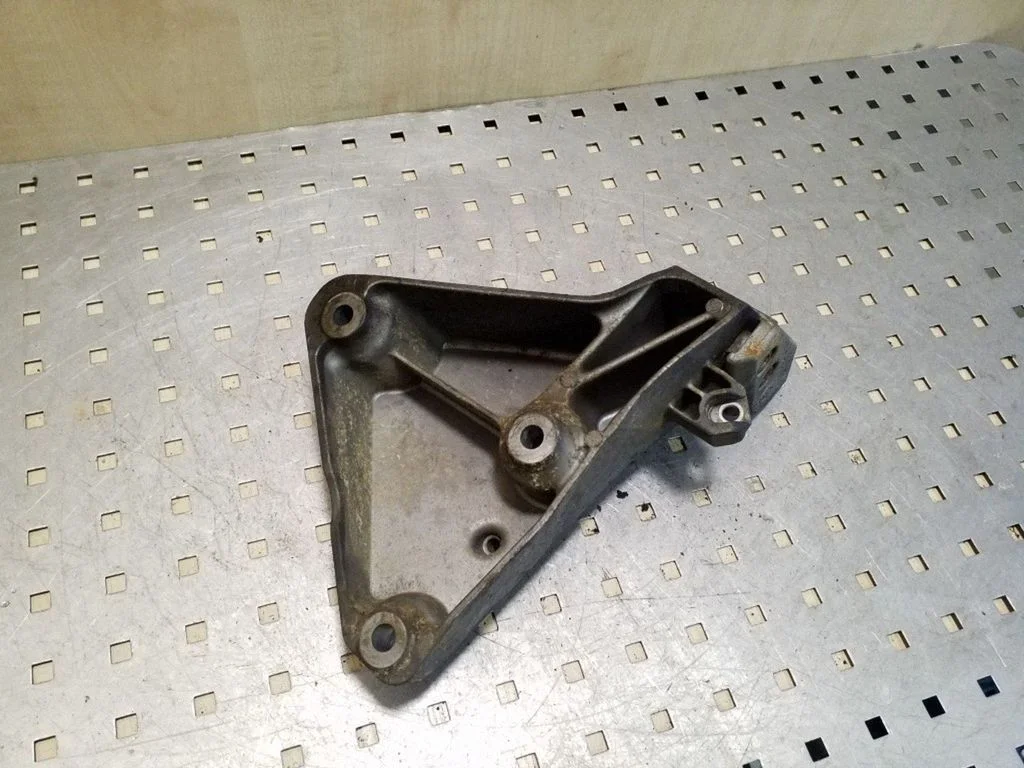 Engine mounting bracket 22116786691
