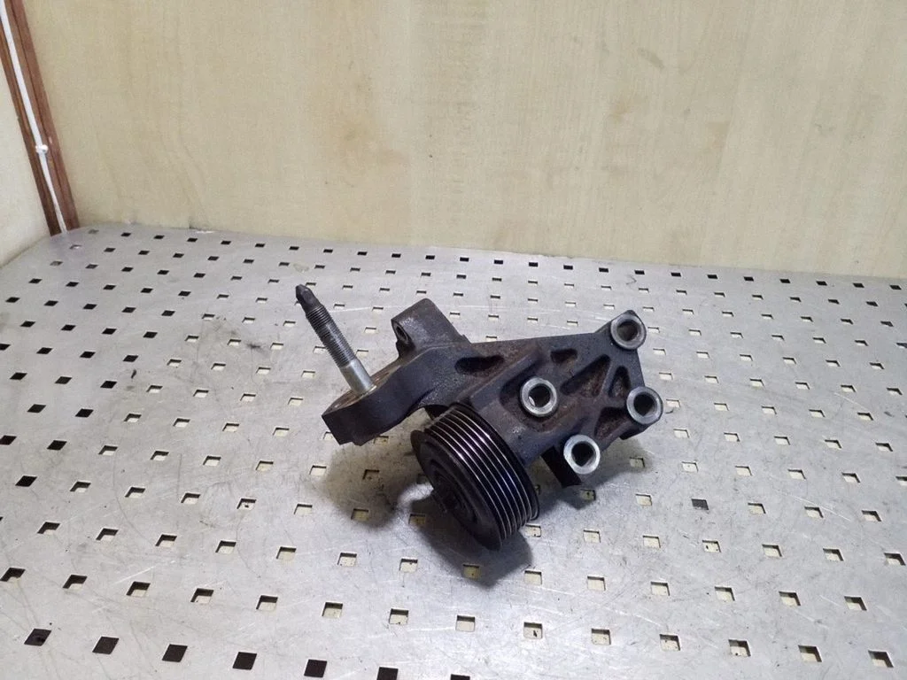 Engine mounting bracket – Toyota RAV 4 (XA30) (2006-2016)