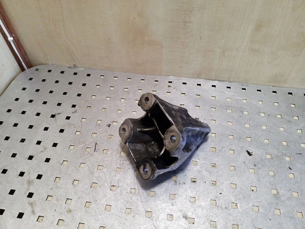 Mootori kinnituskronstein 3D0199308AK