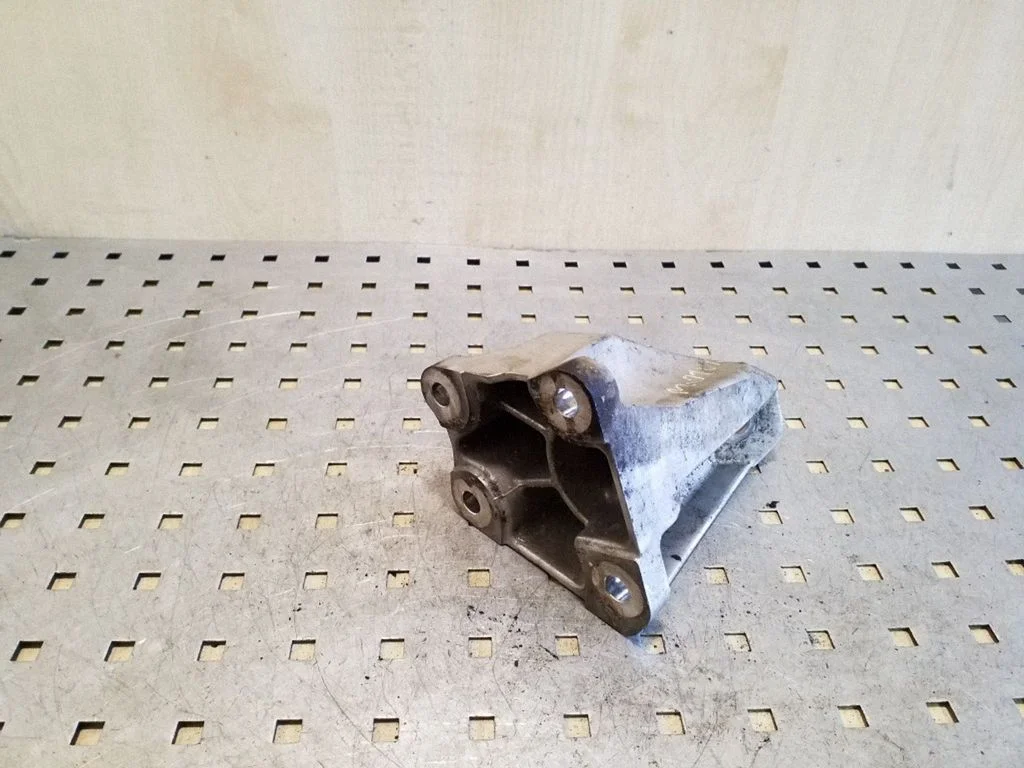 Mootori kinnituskronstein 3D0199307AB