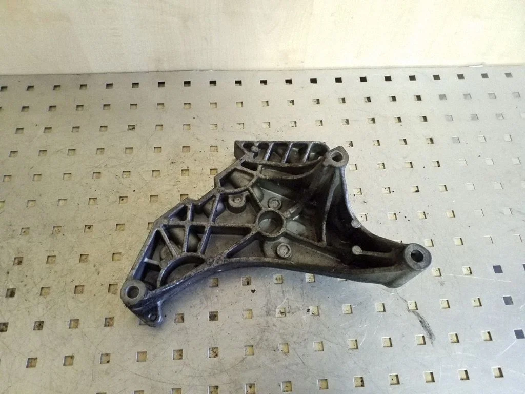 Mootori kinnituskronstein 03L199207