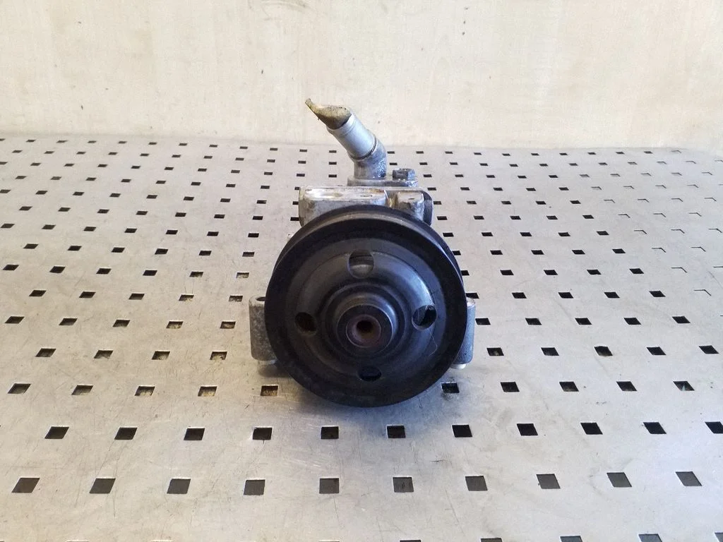Roolivõimendi pump 9X233A696AA