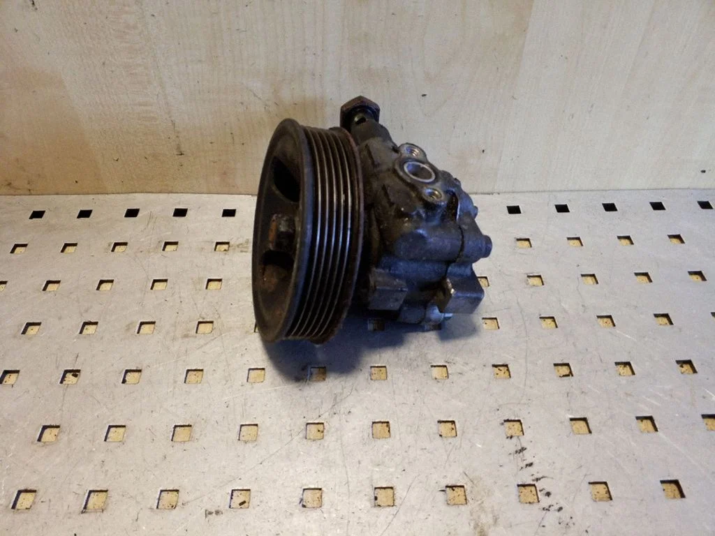 Roolivõimendi pump 571002B000