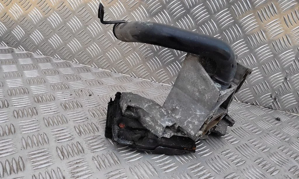 Vairo stiprintuvo siurblio tvirtinimo kronšteinas
