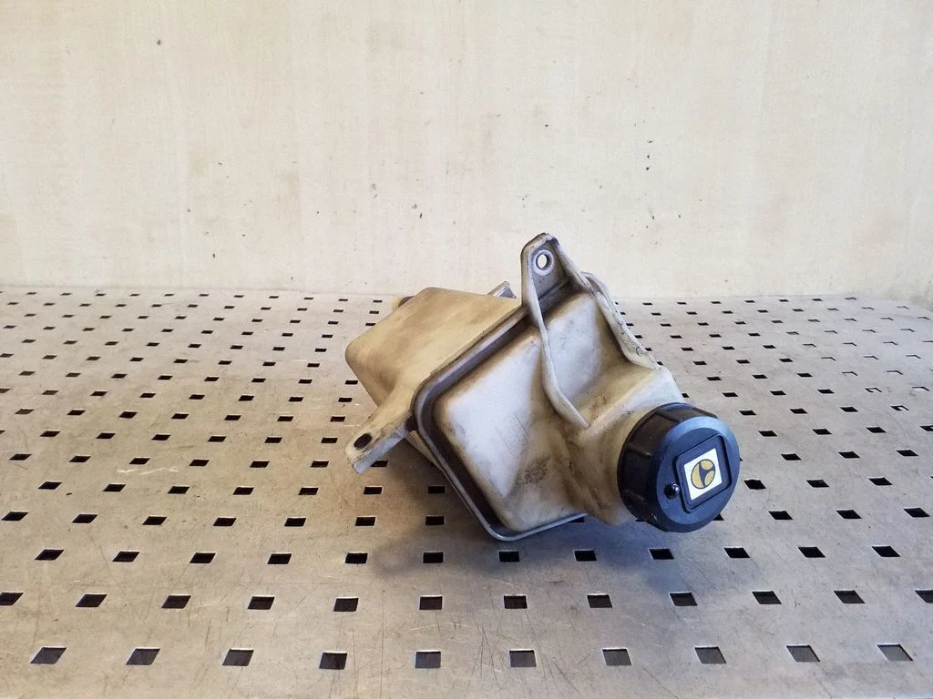 Power steering fluid tank/reservoir D348