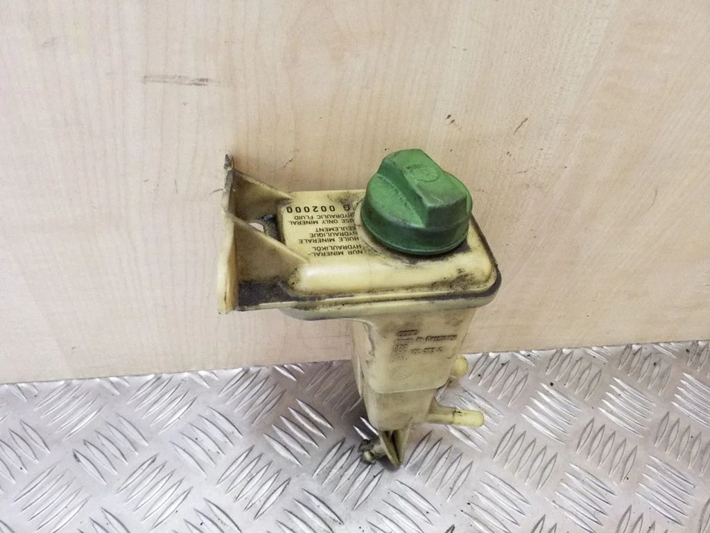 Stūres pastiprinātāja šķidruma tvertne 8D0422373C