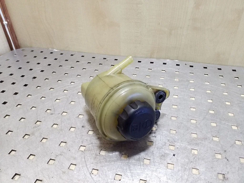 Power steering fluid tank/reservoir