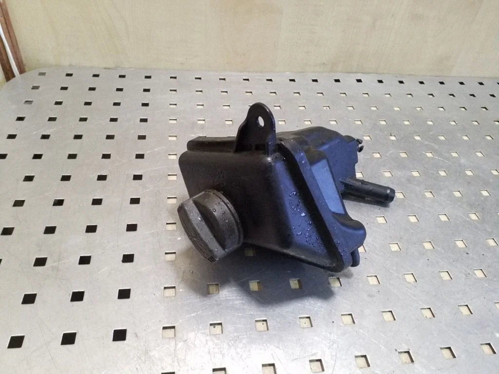 Power steering fluid tank/reservoir 4E0422373N – Audi A8 S8 D3 4E (2002-2009)