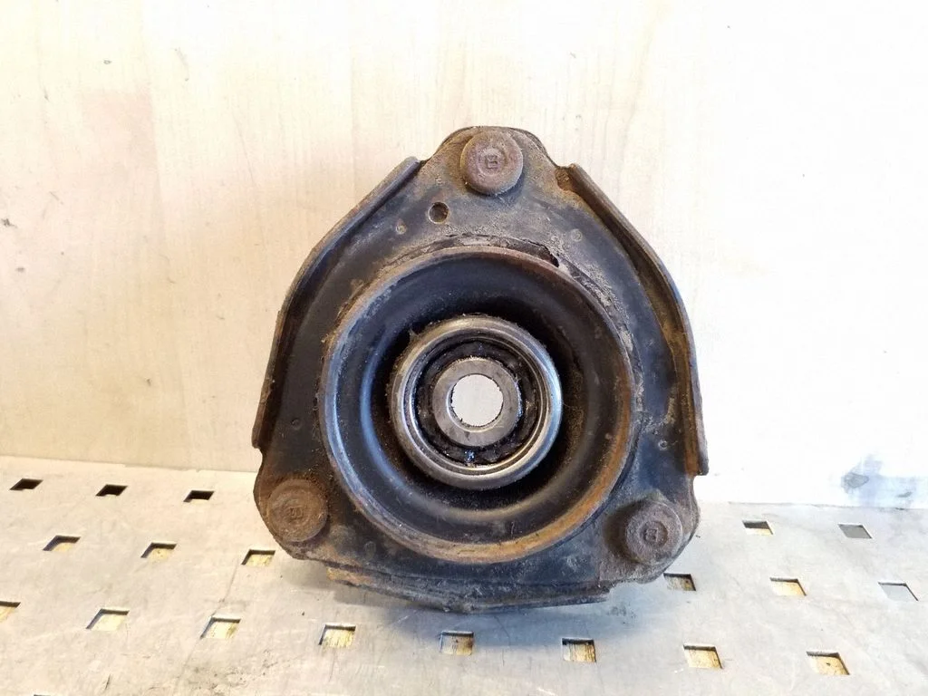 Front upper strut mount
