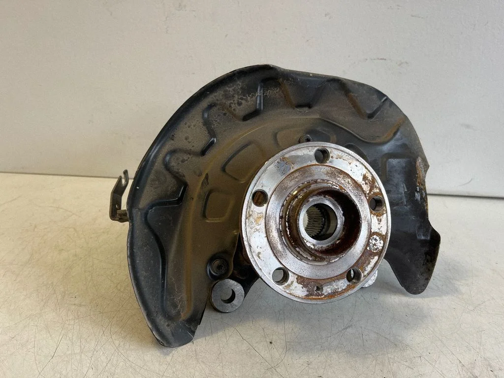 Front wheel hub – left