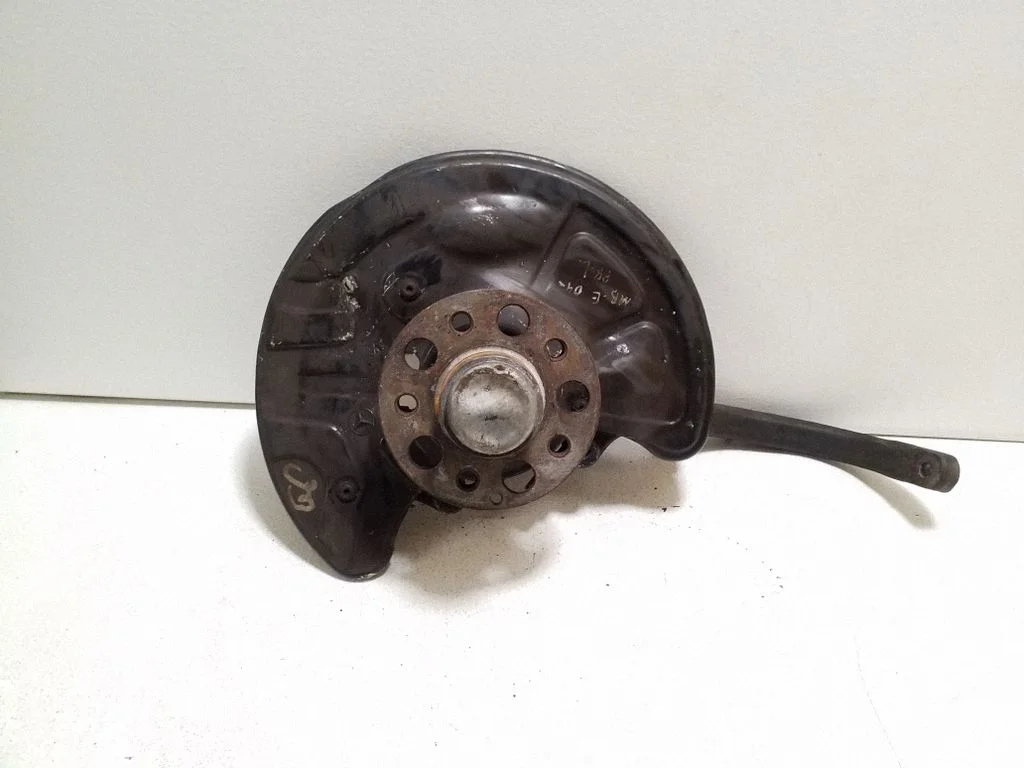 Front wheel hub – left
