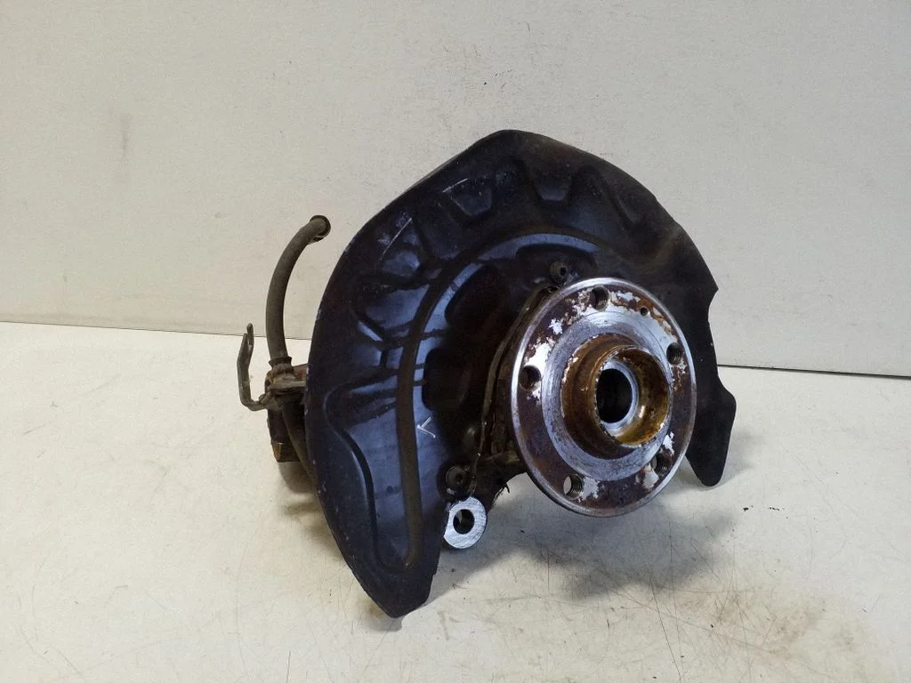 Front wheel hub – left