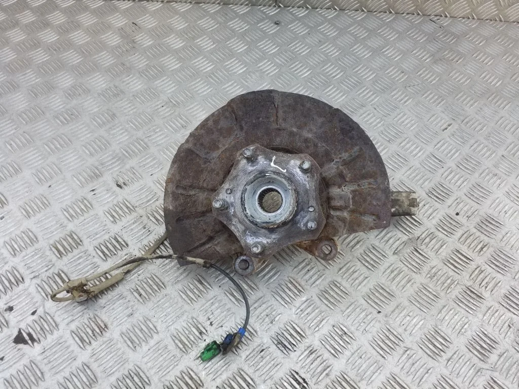 Front wheel hub – left