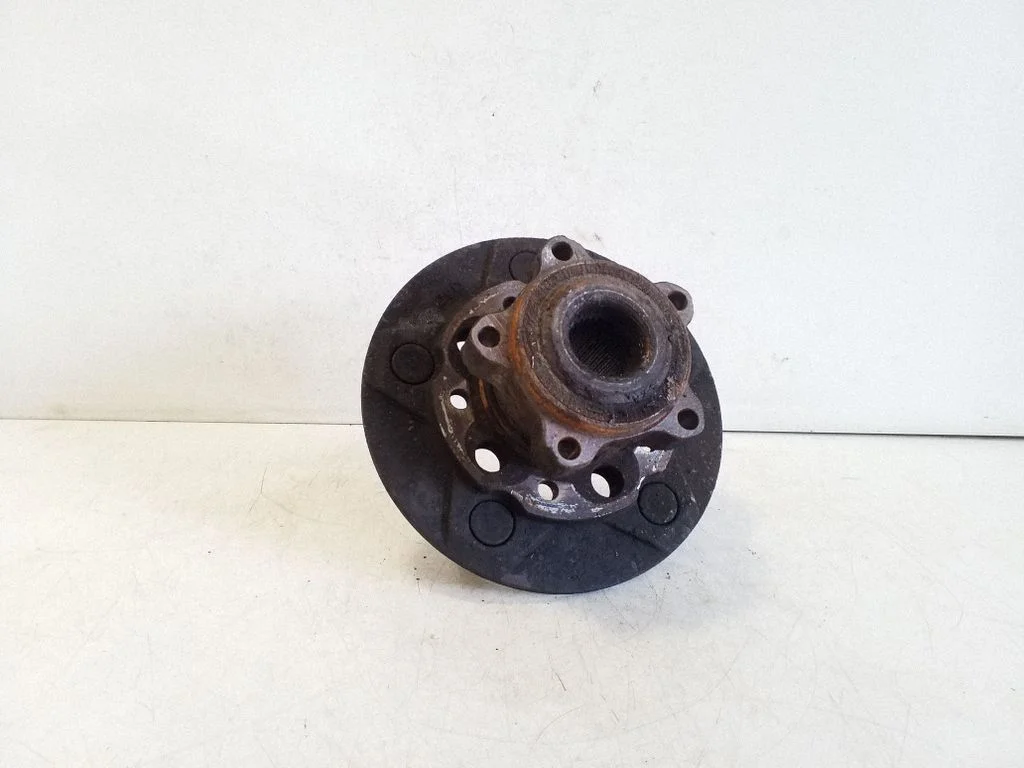 Front wheel hub – left