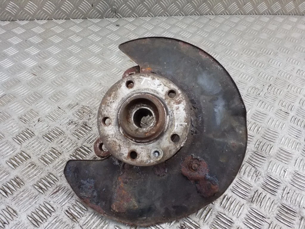 Front wheel hub – left