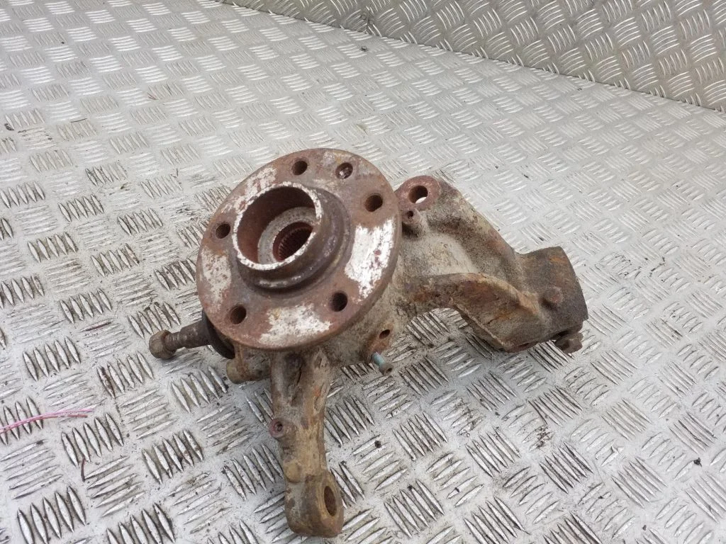 Front wheel hub – left