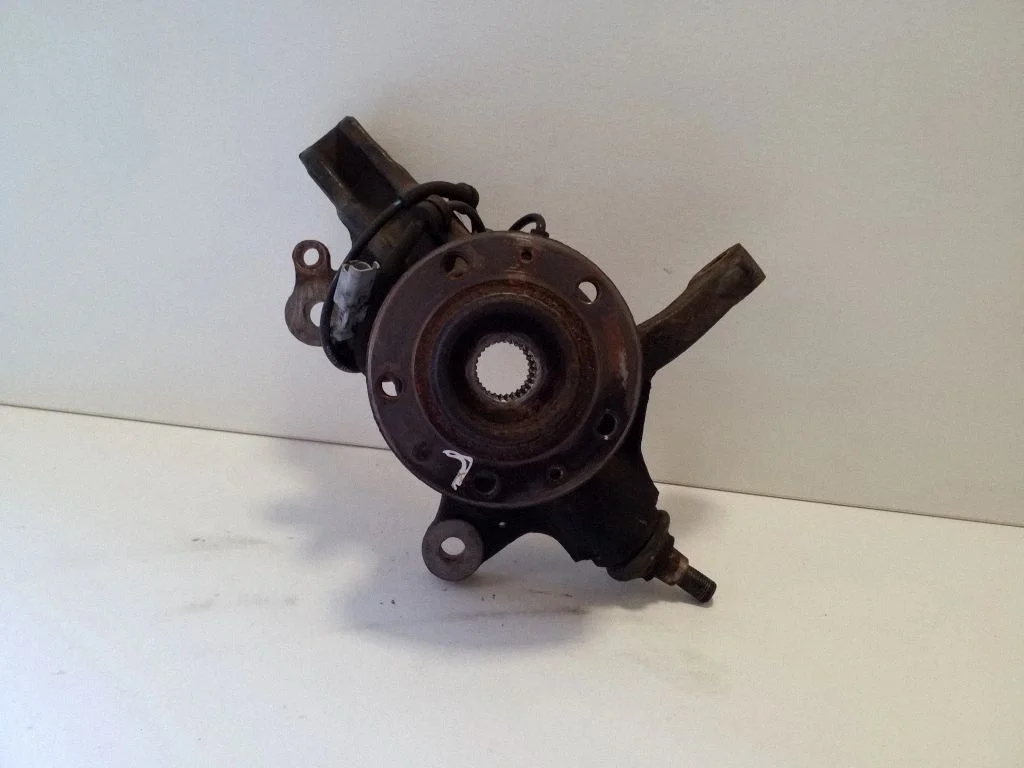 Front wheel hub – left