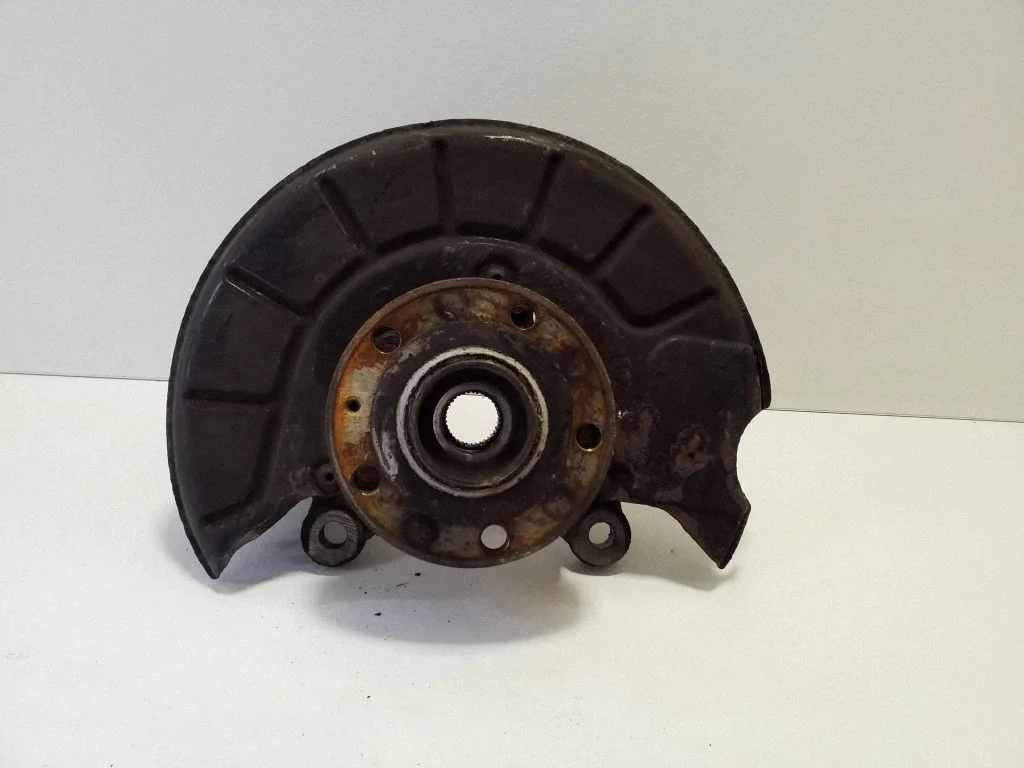 Front wheel hub – left