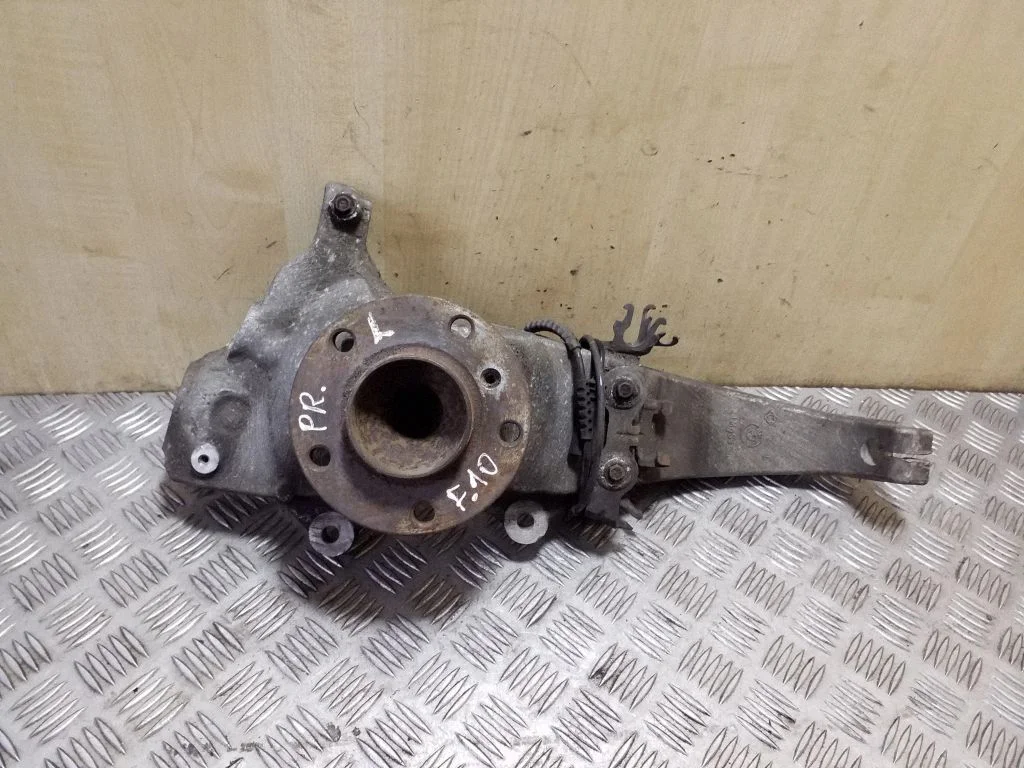 Front wheel hub – left