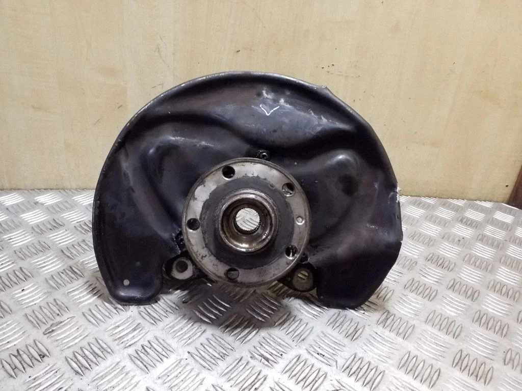 Front wheel hub – left