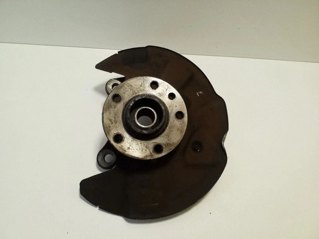 Front wheel hub – left