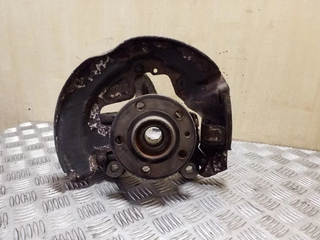 Front wheel hub – left