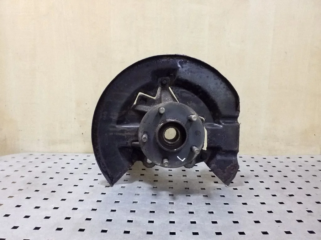 Front wheel hub – left