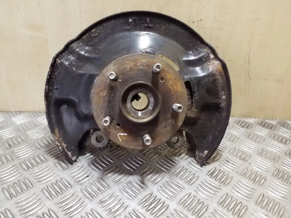 Front wheel hub – left