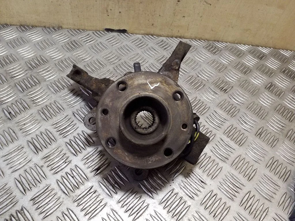 Front wheel hub – left
