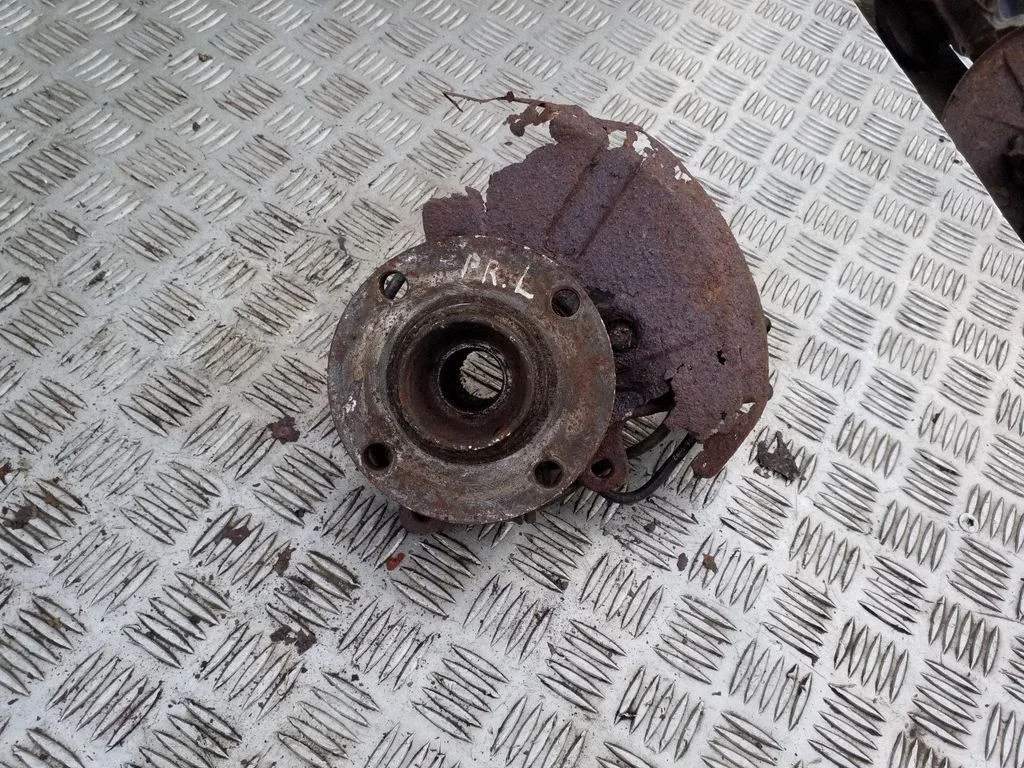 Front wheel hub – left