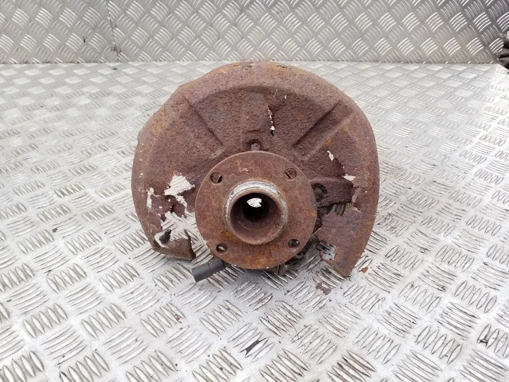 Front wheel hub – left