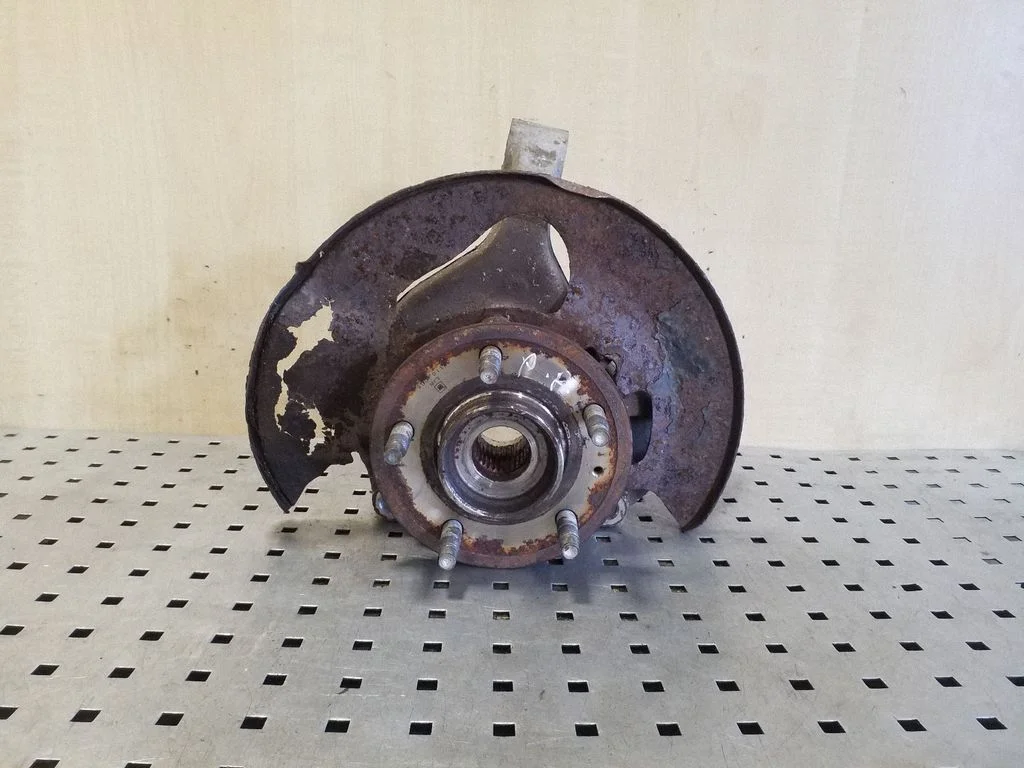 Front wheel hub – right