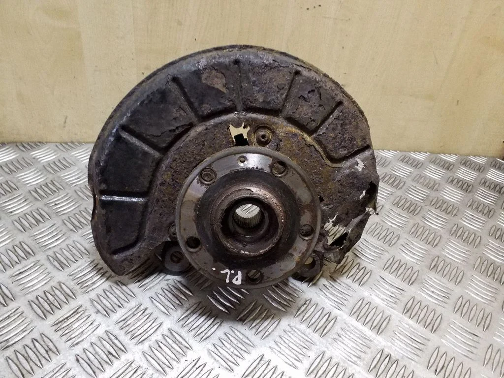 Front wheel hub – left