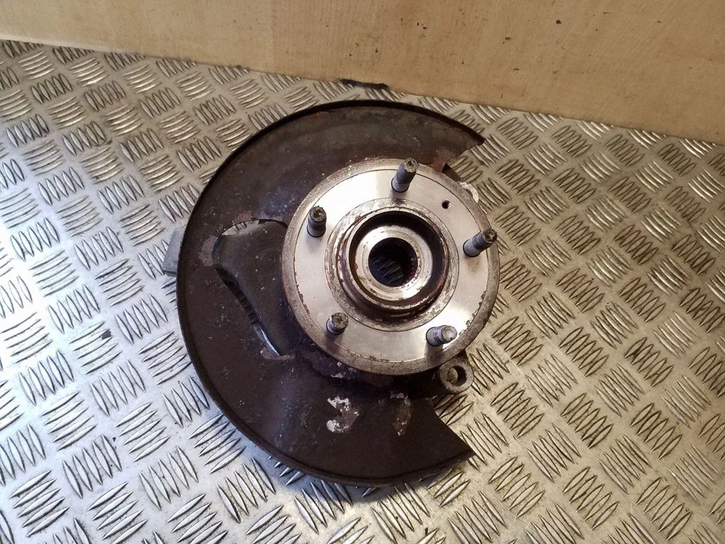 Front wheel hub – right