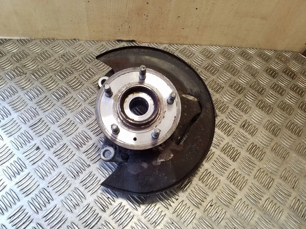 Front wheel hub – left