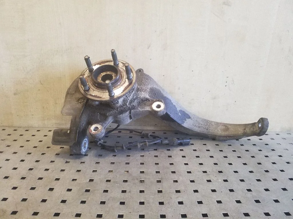 Front wheel hub – left