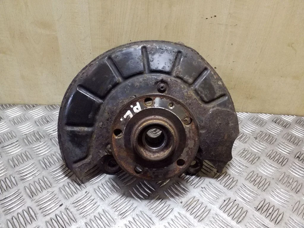 Front wheel hub – left