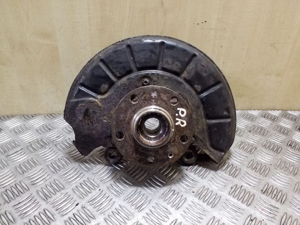 Front wheel hub – right