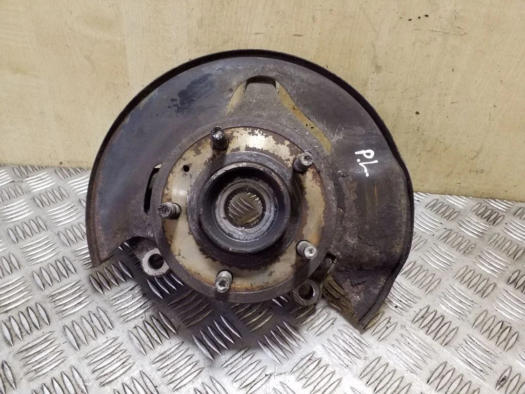 Front wheel hub – left