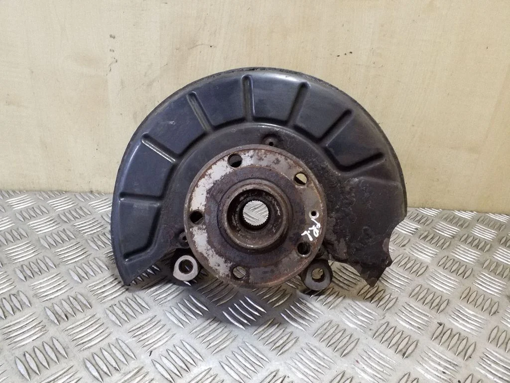 Front wheel hub – left