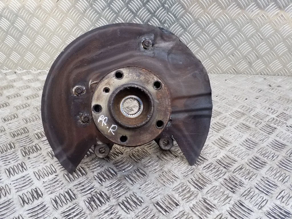 Front wheel hub – right