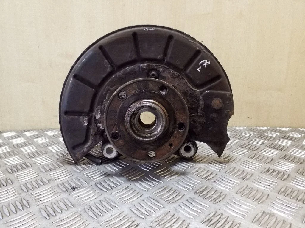 Front wheel hub – left