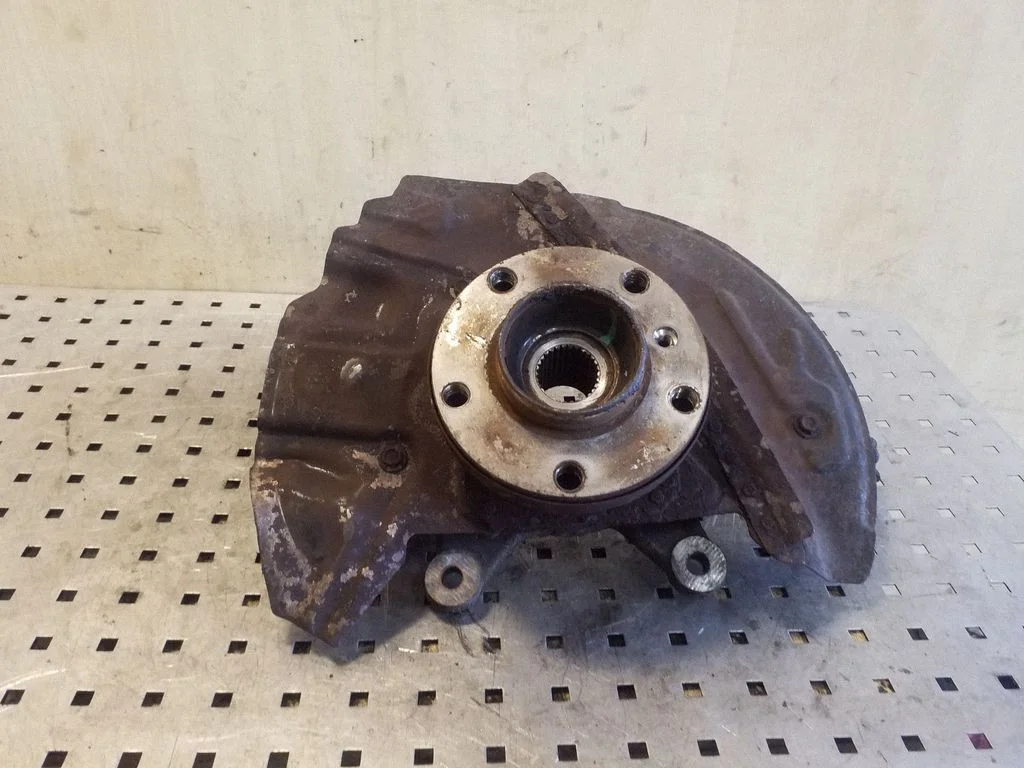 Front wheel hub – left